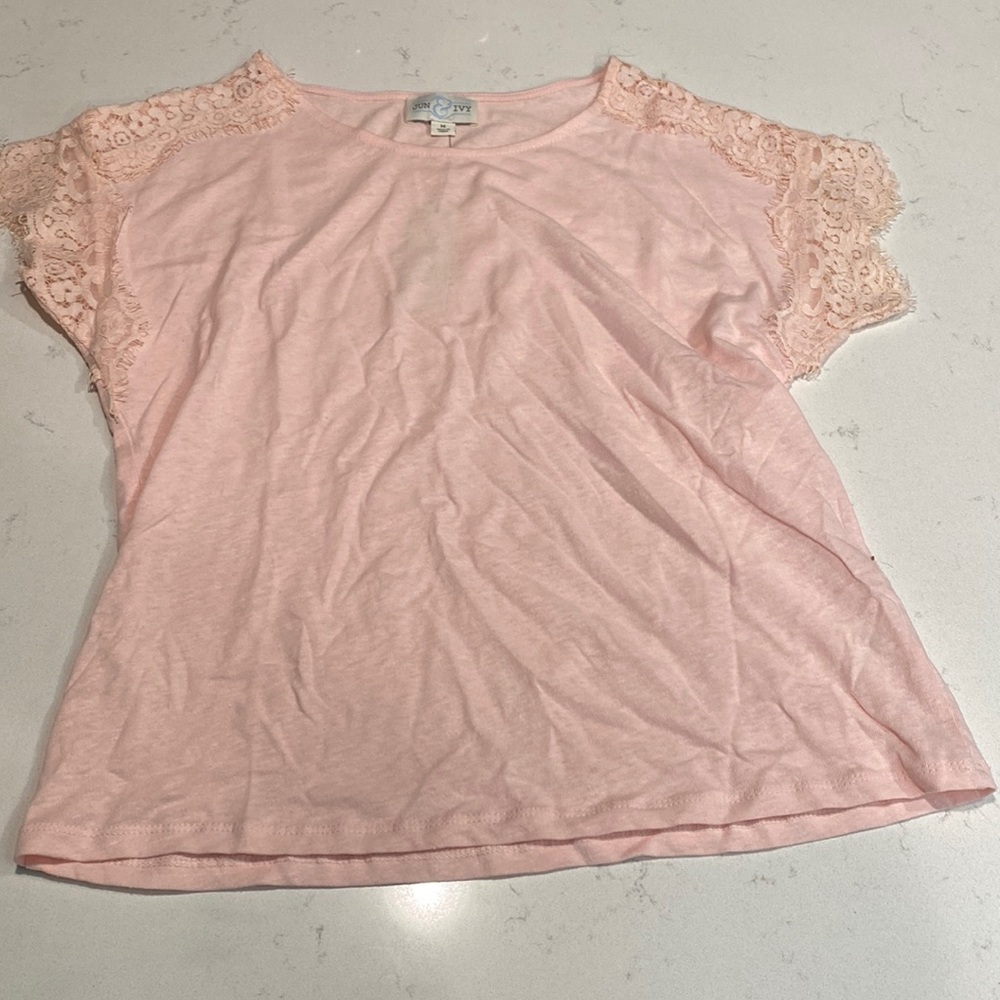 Short sleeve tee with lace
